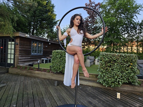 Aerial Hoop Tuinfeest www.funenpartymatch.nl