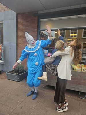 Ballonnenclown Zassie high five www.funenpartymatch.nl