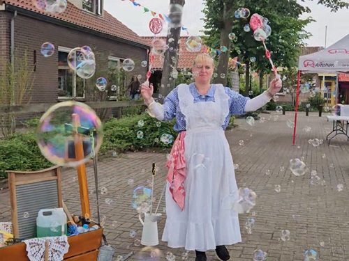 Bella Blaas www.funenpartymatch.nl