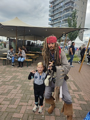 Captain Jack Sparrow op de foto www.funenpartymatch.nl