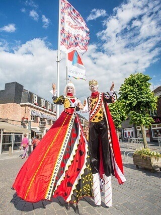 Koning en Koning van het kaartspel op stelten www.funenpartymatch.nl