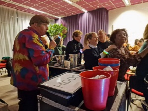 Polonaise tijdens Crazy Bingo www.funenpartymatch.nl