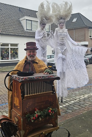 Dickens Draaiorgel en Winter Steltlopers © www.funenpartymatch.nl
