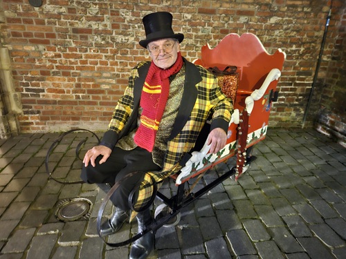 Dickens Entertainer met arrenslee www.funenpartymatch.nl