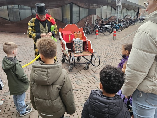 Dickens Entertainer met ballonnenvouwen www.funenpartymatch.nl