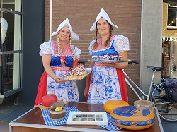 Uitdeel dames met kaas © www.funenpartymatch.nl
