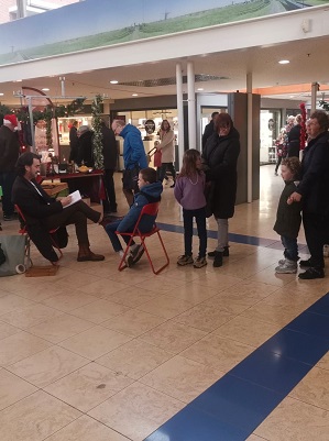 Karikaturist Arne tijdens Kerstshoppen Alblasserdam www.funenpartymatch.nl