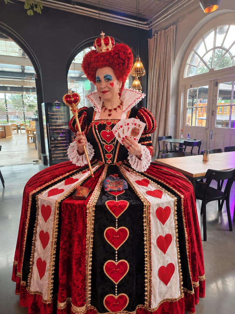 Queen of Hearts huren www.funenpartymatch.nl